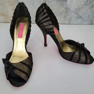 Like NEW Betsey Johnson gold/black heel toe pumps w/ fishnet accent